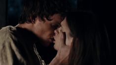 Хейли Этвелл снялась голой в сериале «Столпы Земли» фото #7