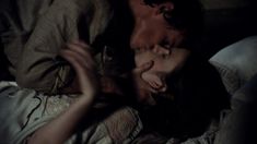 Хейли Этвелл снялась голой в сериале «Столпы Земли» фото #8