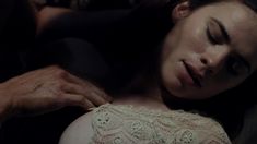 Хейли Этвелл снялась голой в сериале «Столпы Земли» фото #10