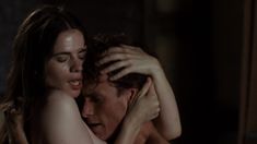 Хейли Этвелл снялась голой в сериале «Столпы Земли» фото #13