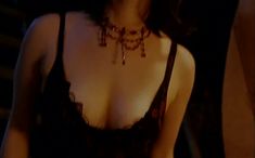 Голая грудь Чулпан Хаматовой в фильме «Летнее безумие» фото #1