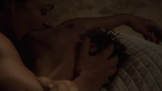 Голая грудь Эллисон Дженни в сериале «Мастера секса» фото #1