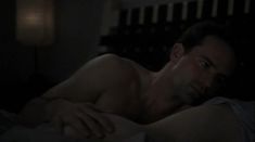 Эми Бреннеман снялась голой в фильме «Твои друзья и соседи» фото #2