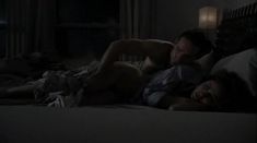 Эми Бреннеман снялась голой в фильме «Твои друзья и соседи» фото #3