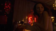 Голая грудь Эмили Браунинг в сериале «Американские боги» фото #10