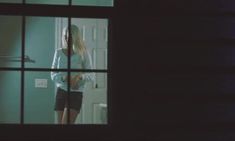 Голая грудь Эмили Свит в фильме «Дракон расправил крылья» фото #1