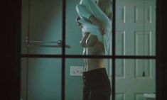 Голая грудь Эмили Свит в фильме «Дракон расправил крылья» фото #2