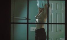 Голая грудь Эмили Свит в фильме «Дракон расправил крылья» фото #3