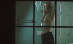 Голая грудь Эмили Свит в фильме «Дракон расправил крылья» фото #4