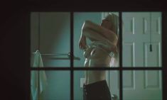 Голая грудь Эмили Свит в фильме «Дракон расправил крылья» фото #5