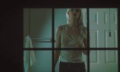 Голая грудь Эмили Свит в фильме «Дракон расправил крылья» фото #6