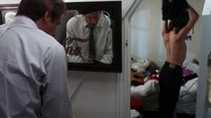 Эмманюэль Сенье показала голую грудь в фильме «Неукротимый» фото #2