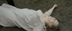 Юлия Ауг засветила голую грудь в фильме «Враги» фото #1
