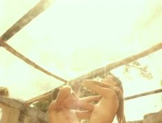 Голые сиськи Юлии Ромашиной в фильме «Смерть в кино» фото #1