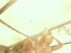 Голые сиськи Юлии Ромашиной в фильме «Смерть в кино» фото #4