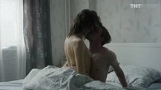 Юлия Хлынина показала голые сиськи в сериале «Звоните ДиКаприо!» фото #5