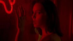 Голая грудь Юлии Хлыниной в российском фильме «Селфи» фото #4