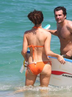 Мокрые трусики Кейт Бекинсейл на пляже фото #7