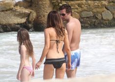 Горячая Кейт Бекинсейл на пляже с семьей фото #3