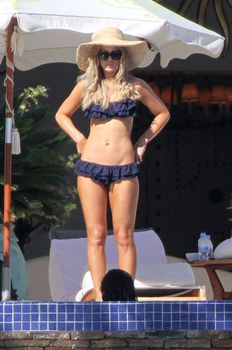 Кейт Бекинсейл в бикини возле бассейна фото #1