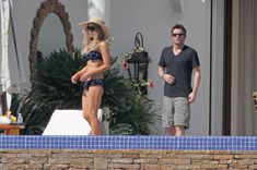 Кейт Бекинсейл в бикини возле бассейна фото #9