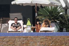 Кейт Бекинсейл в бикини возле бассейна фото #13