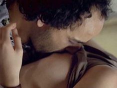 Молодая Кейт Бекинсейл топлесс в фильме «Фламандская доска» фото #11