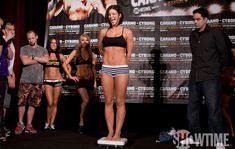 Спортивная фигура Джины Карано на взвешивании фото #9