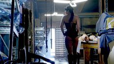 Джина Карано в корсете в сериале «Почти человек» фото #2