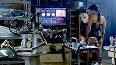 Джина Карано в корсете в сериале «Почти человек» фото #3