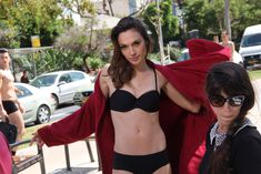 Секси Галь Гадот в черном белье на улице фото #3