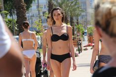 Секси Галь Гадот в черном белье на улице фото #5