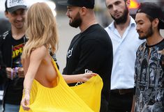 Глюкоза засветила грудь на шоу «Вегас»