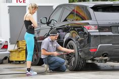 Джоанна Крупа без бюстгальтера на бензоколонке фото #9