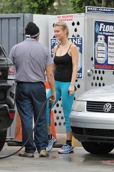 Джоанна Крупа без бюстгальтера на бензоколонке фото #17