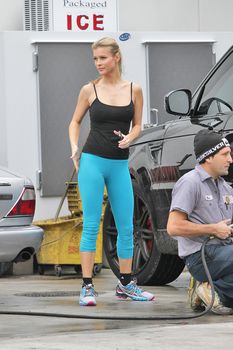 Джоанна Крупа без бюстгальтера на бензоколонке фото #18