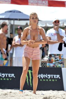 Джоанна Крупа в купальнике играет в волейбол фото #3