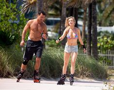 Джоанна Крупа катается на роликах в купальнике фото #5