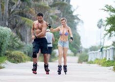 Джоанна Крупа катается на роликах в купальнике фото #6