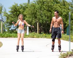 Джоанна Крупа катается на роликах в купальнике фото #7