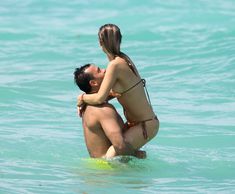 Джоанна Крупа случайно показала грудь на пляже фото #9