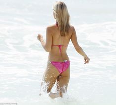 Сексуальные формы Джоанны Крупы в купальнике фото #4