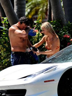 Секси Джоанна Крупа моет машину в купальнике фото #2