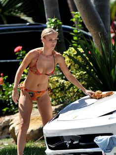 Секси Джоанна Крупа моет машину в купальнике фото #10