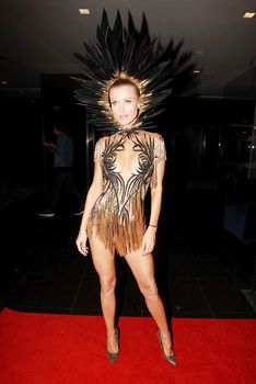 Джоанна Крупа с глубоким вырезом на Halloween фото #5