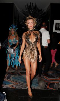 Джоанна Крупа с глубоким вырезом на Halloween фото #8