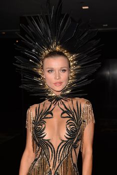 Джоанна Крупа с глубоким вырезом на Halloween фото #16