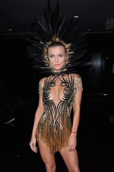 Джоанна Крупа с глубоким вырезом на Halloween фото #17