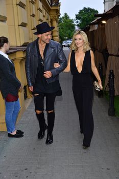 Открытое декольте Джоанны Крупы на Playboy Car фото #5