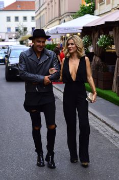 Открытое декольте Джоанны Крупы на Playboy Car фото #7